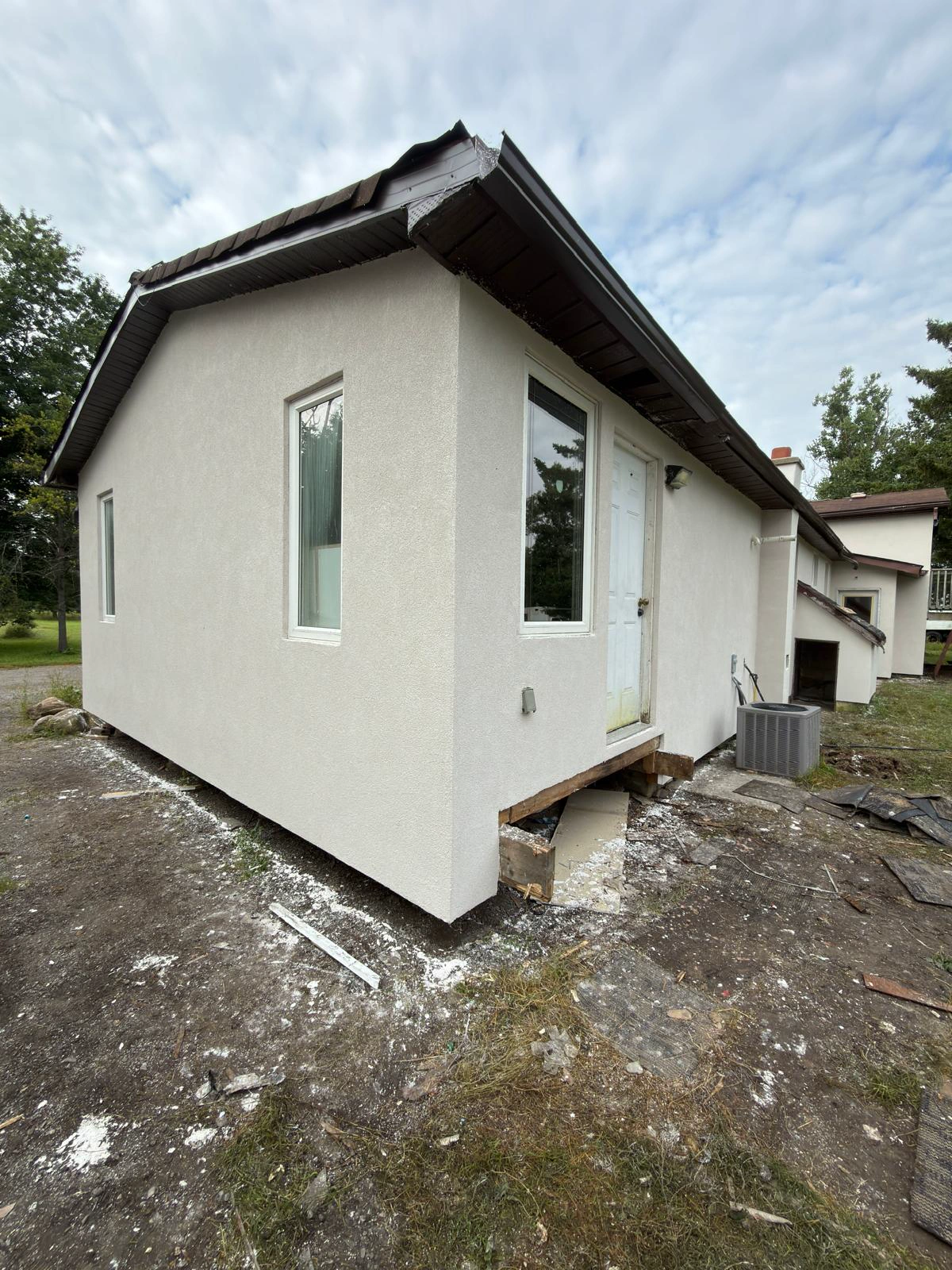 Finished corner of the bungalow in the final textured finish coat with clean window returns
