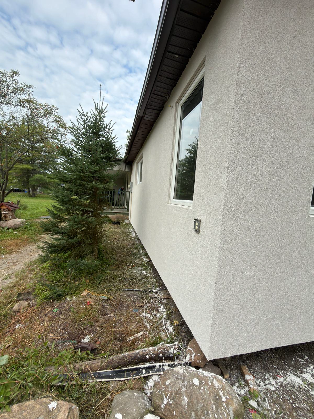 The long side wall of the bungalow finished end to end in the final texture