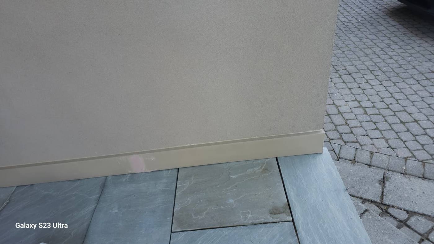 Wall and moulding at tile junction